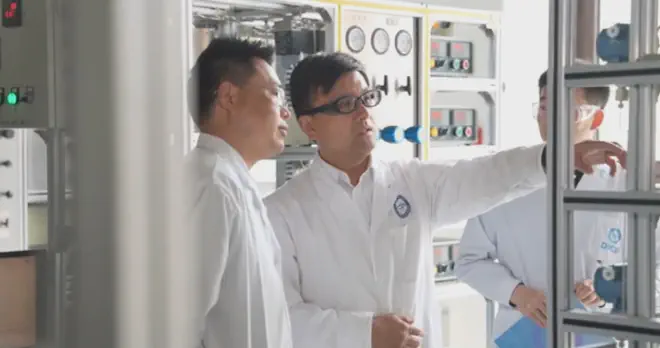 Científicos del DICP en el laboratorio discurren sobre el aprovechamiento de la lignina, también para la producción de biocombustibles