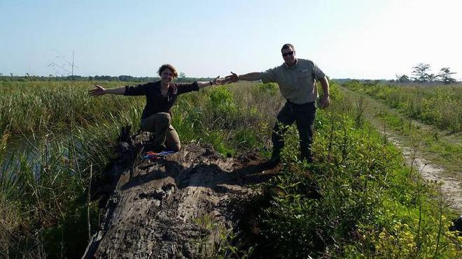 Los autores del estudio, Katharine Napora, Ph.D., y Craig Jacobs, se encuentran en la base de un antiguo ciprés recogido del Área de Manejo de Vida Silvestre de Altamaha en la costa de Georgia. Crédito de la imagen: Universidad Atlántica de Florida
