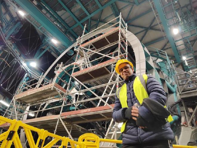 Mariano Domínguez Romero, investigador del Conicet y la UNC en el Iate y el OAC, junto al telescopio cuando estaba en construcción.