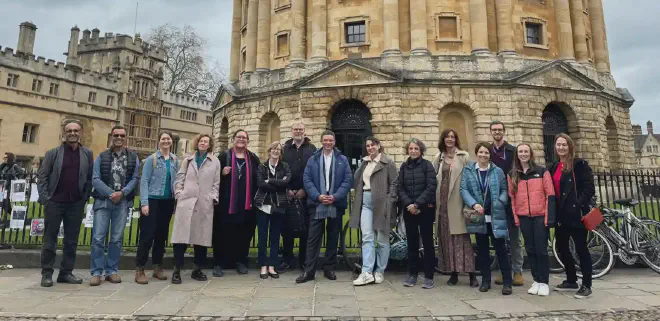 Autores del índice frente a la Cámara Radcliffe de la Universidad de Oxford. Sandra Díaz es la sexta desde la derecha. (Crédito Universidad de Oxford)