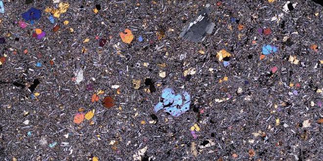 Imagen microscópica de una astilla delgada de una de las rocas volcánicas de Afar, Etiopía. Crédito: Dra. Emma Watts, Universidad de Southampton/ Universidad de Swansea