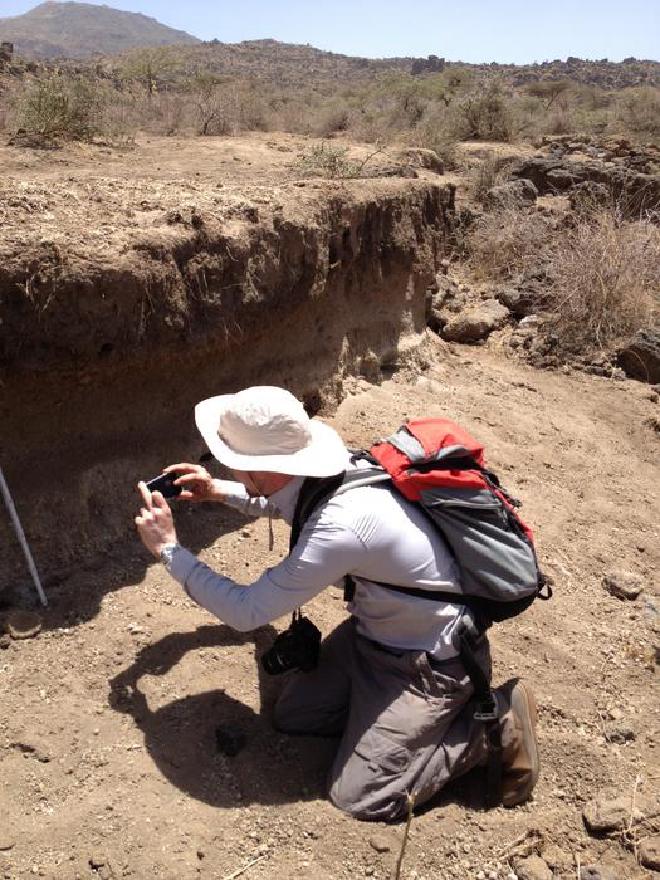 El profesor Tom Gernon toma imágenes de depósitos volcánicos en el volcán Boset, en el Rift Principal de Etiopía. Crédito: Prof. Thomas Gernon, Universidad de Southampton