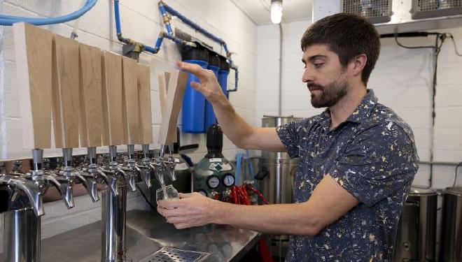 Equipo de cervecería — Scott Lafontaine, profesor adjunto de Química de alimentos en el Departamento de Ciencias de la Alimentación de la Facultad de Ciencias Agrícolas, Alimentarias y de la Vida Dale Bumpers, es codirector del Centro de Innovación en Bebidas de Arkansas junto con la Estación Experimental Agrícola de Arkansas. (Crédito: División de Agricultura del Sistema de la Universidad de Arkansas)