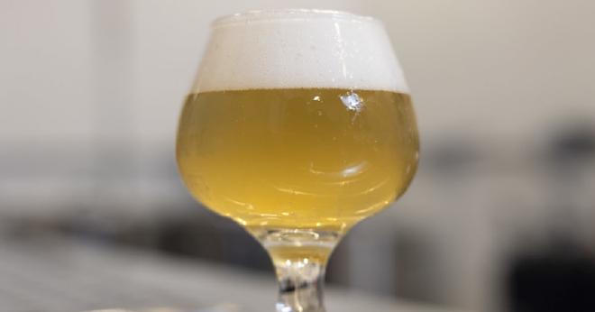 Repensando el arroz: Los investigadores de la Estación Experimental Agrícola de Arkansas han demostrado cómo el arroz mejora los perfiles de sabor de la cerveza sin alcohol, reduce el tiempo de fermentación y puede contribuir a la estabilidad del sabor. Crédito: U of A System Division of Agriculture. Imagen de Paden Johnson