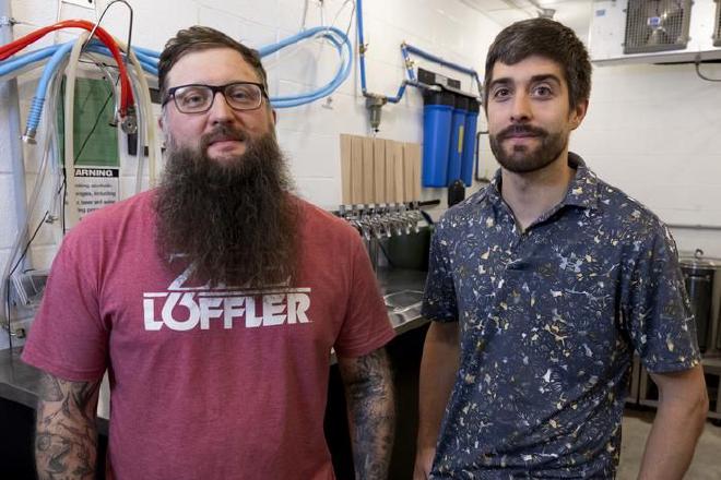 Christian Schubert, a la izquierda, de Alemania, y Scott Lafontaine, de Arkansas, Estados Unidos, publicaron una investigación que muestra cómo el arroz molido puede mejorar la cerveza sin alcohol. Foto de Paden Johnson de la División del Sistema de Agricultura de la Universidad de Arkansas