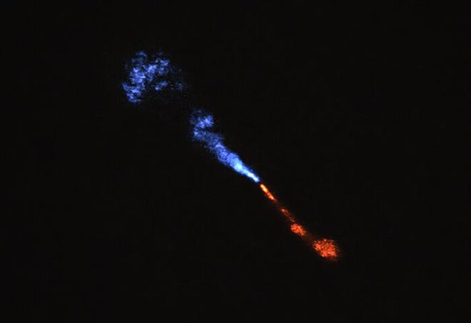 La imagen muestra chorros de monóxido de silicio (SiO) que se alejan de la estrella bebé HOPS-315. La imagen fue obtenida con el Atacama Large Millimeter/submillimeter Array (ALMA). El chorro azul se mueve hacia nosotros y el rojo se aleja. Las observaciones, tomadas con el Telescopio Espacial James Webb (JWST), muestran señales de SiO moviéndose a unos 10 km/s. Sin embargo, los chorros de SiO que se ven en esta imagen de ALMA se mueven unas 10 veces más rápido. Esto significa que el SiO de movimiento lento debe estar ubicado en un área pequeña alrededor de la estrella, aproximadamente del tamaño del cinturón de asteroides alrededor de nuestro Sol, demasiado pequeño para ser visto en esta imagen. Además, la abundancia de SiO gaseoso medida en el chorro observado con ALMA es menor de lo esperado. Dado que la composición del chorro debe ser similar a la del disco de donde emerge el chorro, esto significa que parte del SiO gaseoso presente en el disco se está condensando en material sólido. Crédito: ALMA(ESO/NAOJ/NRAO)/M. McClure et al.