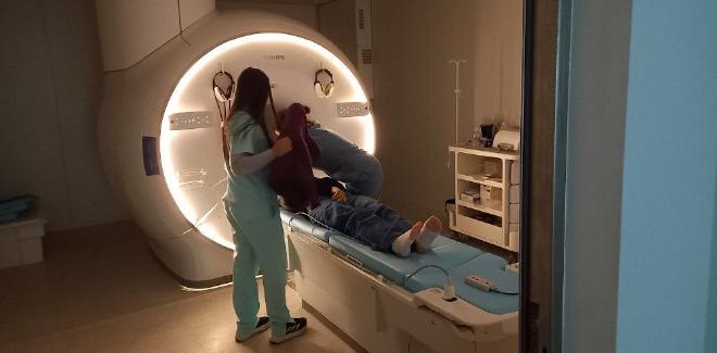 Para el estudio utilizaron el resonador magnético del Hospital Nacional de Clínicas de la UNC. Crédito: UNC