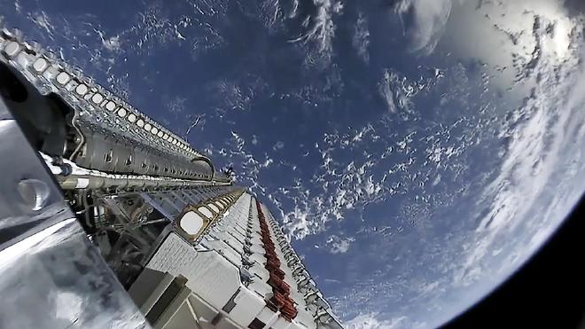 Han sido lanzados miles de satélites en &ldquo;megaconstelaciones&rdquo; para satisfacer la demanda global de internet, y se lanzarán miles más próximamente. Sin embargo, estos pequeños satélites tienen una vida útil corta y, al agotarse, al reingresar, liberarán contaminantes que destruyen la capa de ozono de la Tierra. Un nuevo estudio publicado en Geophysical Research Letters cuantifica esta contaminación por primera vez. Crédito: SpaceX/dominio público.
