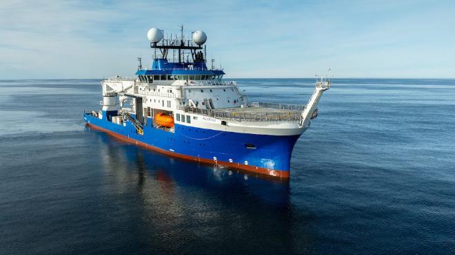 El buque de investigación R/V Falkor (too) que alojó a los científicos del CONICET durante la expedición argentina en el cañón de Mar del Plata, uno de los cañones submarinos más grandes de Argentina. Crédito: Schmidt Ocean Institute