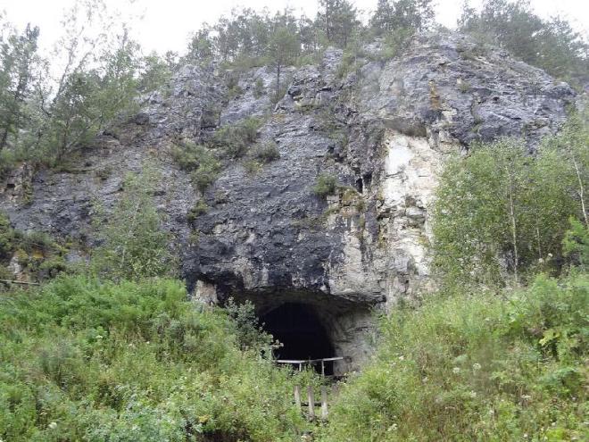 Científicos descubrieron restos pertenecientes al primer denisovano conocido, quien probablemente murió hace más de 50.000 años, en una cueva rusa llamada Denisova, de ahí su nombre. (Crédito: Foto CC vía Wikimedia Commons)