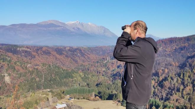 Javier Grosfeld, coordinador del proyecto, en la zona afectada por los incendios.