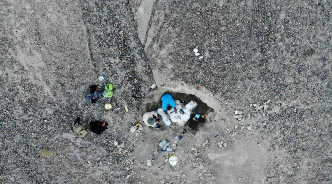 Vista superior del equipo armando el bochón de Joaquinraptor. Crédito de la imagen: Lucio Ibiricu et al..