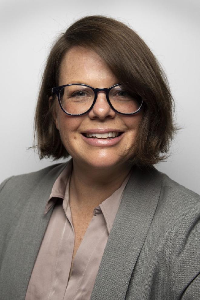 Kristen Gibson, profesora de seguridad alimentaria y microbiología y directora del Centro de Seguridad Alimentaria de Arkansas, realizó el estudio sobre el desinfectante de manos con Francis Torko, estudiante de doctorado y asistente de investigación en el departamento de ciencia alimentaria. Crédito de la imagen: U of A System Division of Agriculture