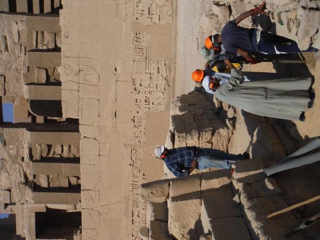 Otra imagen de la extracción de muestras de núcleos en el Templo de Karnak. Crédito de la imagen: Dr. Ben Pennington