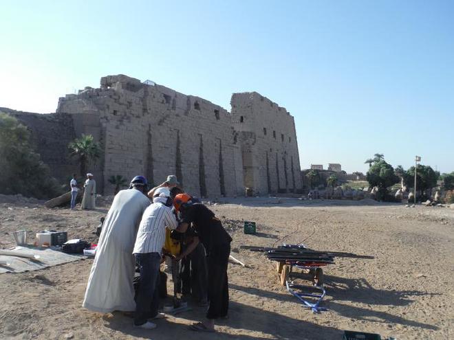 Otra imagen de la extracción de muestras de núcleos en el Templo de Karnak. Crédito de la imagen: Dr. Ben Pennington