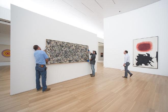 La pintura de Jackson Pollock de 1947 &ldquo;Lucifer&rdquo;, una de las primeras obras a gran escala en su estilo de goteo, cuelga en la Colección Anderson de la Universidad de Stanford. | L.A. Cicero