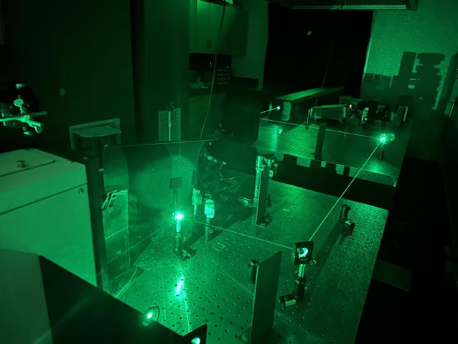 La espectroscopia Raman de resonancia utiliza una serie de líneas láser para mejorar las vibraciones moleculares específicas relacionadas con la forma en que un material absorbe la luz, produciendo una &ldquo;huella digital&rdquo; de su estructura química. | Crédito de la imagen: Alex Heyer
