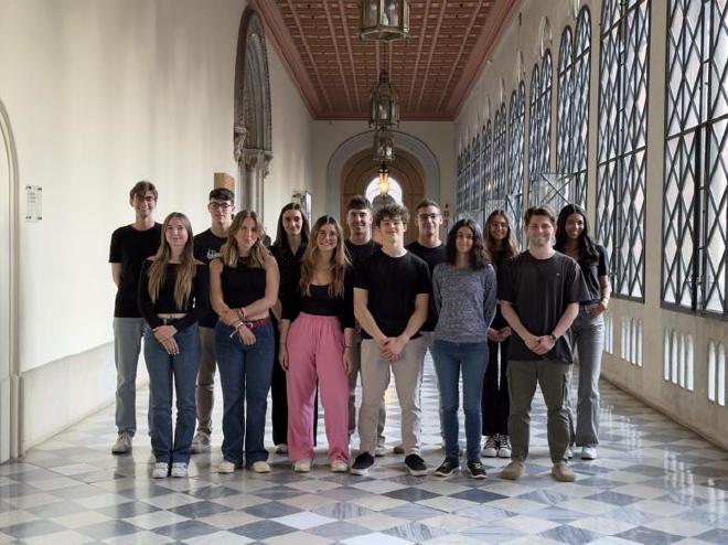 En la investigación fue decisiva la participación del grupo de estudiantes de la Universidad de Barcelona B premiado con una de las medallas de oro del certamen iGEM 2024, la competición de biología sintética para jóvenes investigadores más importante a escala internacional. De izquierda a derecha, Santiago Ramos, Luna Goulet, Marc Magem, Alba Cartró, Ares Font, Andrea Camí, Sergi Fornós, Jaume Ros, Marc Fabrellas, Irene Agudo, Emma Esquirol, Àlex Roger y Laila Olivella. Crédito de la imagen: Universidad de Barcelona