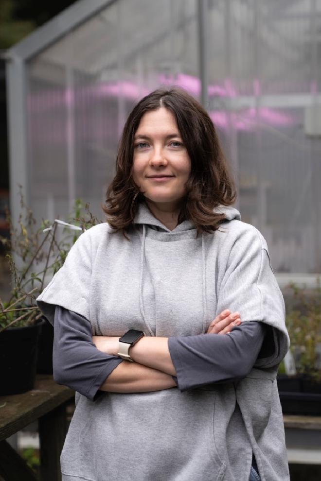 Evgeniya Pravdolyubova. Tras unos años como profesora de biología, Evgeniya Pravdolyubova se trasladó al Instituto de Ciencia y Tecnología Skolkovo (Skoltech) de Moscú para cursar una maestría en bioinformática. Actualmente cursa su doctorado 
    en el grupo de investigación de Nick Barton en la ISTA, donde aplica sus conocimientos de botánica y bioinformática para descubrir los secretos de las bocas de dragón (snapdragons), que en algunas zonas de Sudamérica se conocen con la denominación vulgar de conejitos. Crédito y Copyright de la imagen: ISTA