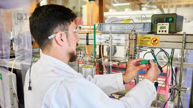 Imagen de Martín Palazzolo en su tarea con el reactor experimental para el desarrollo de un bioaceite obtenido del reciclado y transformación de la yerba mate desechada tras la ingesta de la infusión. Crédito de la imagen: Martín Palazzolo