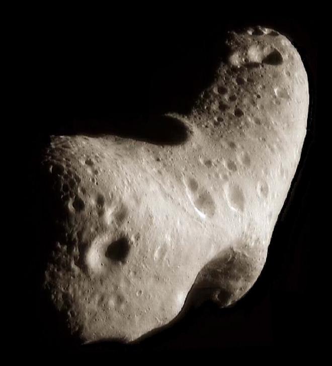 El asteroide Eros, visto por NEAR Shoemaker. Crédito de la imagen: NASA/JPL/JHUAPL