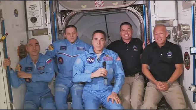 La tripulación de la Expedición 63 se amplió a cinco miembros con la llegada del SpaceX Crew Dragon de la NASA el 31 de mayo de 2020. De izquierda a derecha: Anatoly Ivanishin (Roscosmos), Ivan Vagner (Roscosmos), Chris Cassidy, Bob Behnken y Doug Hurley, todos de la NASA. Crédito de la imagen: NASA