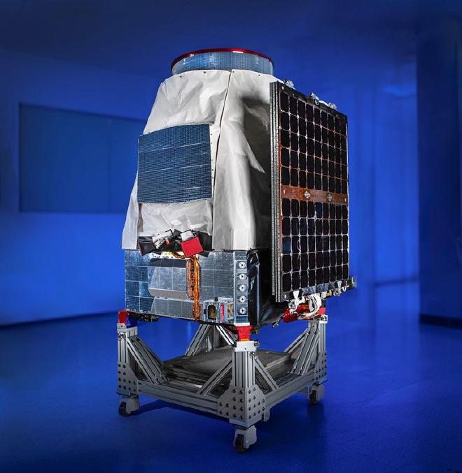 Esta vista de la sonda espacial Pandora, completamente armada, fue tomada el 19 de mayo de 2025, tras la exitosa campaña de pruebas ambientales de la misión en Blue Canyon Technologies en Lafayette, Colorado. **Se ven los rastreadores de estrellas (centro de la imagen), las mantas aislantes multicapa (blancas), el extremo del telescopio (arriba), y el panel solar (derecha) en su configuración de lanzamiento. Crédito de la imagen: NASA/BCT