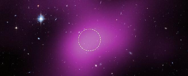 Esta imagen muestra la ubicación de Cloud-9, que está a 2.000 años luz de la Tierra. El magenta difuso corresponde a datos de radio del Very Large Array (VLA) terrestre, que muestran la presencia de la nube. El círculo discontinuo marca el pico de emisión de radio, donde los investigadores centraron su búsqueda de estrellas. Observaciones posteriores realizadas por la Cámara Avanzada para Sondeos del Telescopio Espacial Hubble de la NASA/ESA no detectaron estrellas dentro de la nube. Los pocos objetos que aparecen dentro de sus límites son galaxias de fondo. Antes de las observaciones del Hubble, los científicos podían argumentar que Nube-9 es una tenue galaxia enana cuyas estrellas no se podían ver con telescopios terrestres debido a su baja sensibilidad. La Cámara Avanzada para Sondeos del Hubble muestra que, en realidad, la galaxia fallida no contiene estrellas. Crédito de la imagen: NASA, ESA. G. Anand (STScI), y A. Benitez-Llambay (Univ. of Milan-Bicocca); Procesamiento de la imagen: J. DePasquale (STScI)