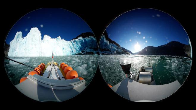 Los investigadores utilizaron instrumentos a bordo de un kayak operado a distancia para estudiar los procesos glaciares en Xeitl Sít’, también conocido como glaciar LeConte. Esta foto muestra la perspectiva del kayak (vista frontal a la izquierda, vista trasera a la derecha) mientras se abre paso a través del hielo para acercarse al glaciar. Los trozos de hielo flotantes son restos de fragmentos mucho más grandes que se desprendieron recientemente del glaciar y se rompieron al entrar en contacto con el agua. Crédito: Erin Pettit