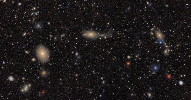 El cofre del tesoro cósmico. Esta imagen, una de las primeras publicadas por el Observatorio Rubin, revela un Universo repleto de estrellas y galaxias, transformando por primera vez espacios vacíos y negros como la tinta en brillantes tapices. Solo Rubin puede producir rápidamente imágenes tan grandes con tanto color y riqueza. Aquí, la visión de Rubin se centra en la región sur del cúmulo de Virgo, a unos 55 millones de años luz de la Tierra y la gran colección de galaxias más cercana a nuestra Vía Láctea. Crédito de la imagen: Observatorio Vera C. Rubin de la NSF-DOE/NOIRLab/SLAC/AURA