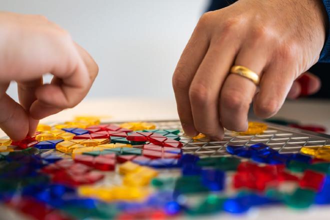 La biología ha fascinado a los físicos desde hace mucho tiempo por su capacidad de construir máquinas moleculares complejas a partir de bloques autoensamblables. Crédito y copyright de la imagen: ISTA