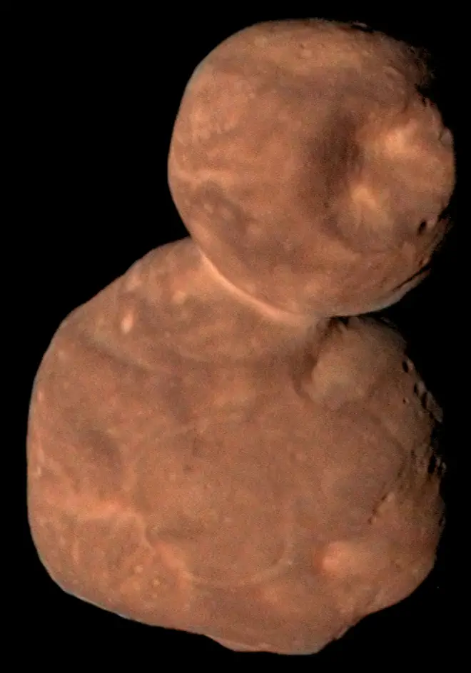 Imagen de Arrokoth tomada por New Horizons desde 10.300 millas de distancia. Créditos: NASA, Laboratorio de Física Aplicada de la Universidad Johns Hopkins, Instituto de Investigación del Suroeste